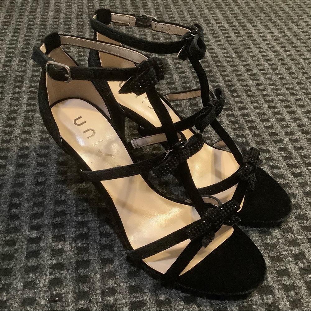 Unisa Brinly women’s black faux suede bow rhinestone strappy sandals heels 8